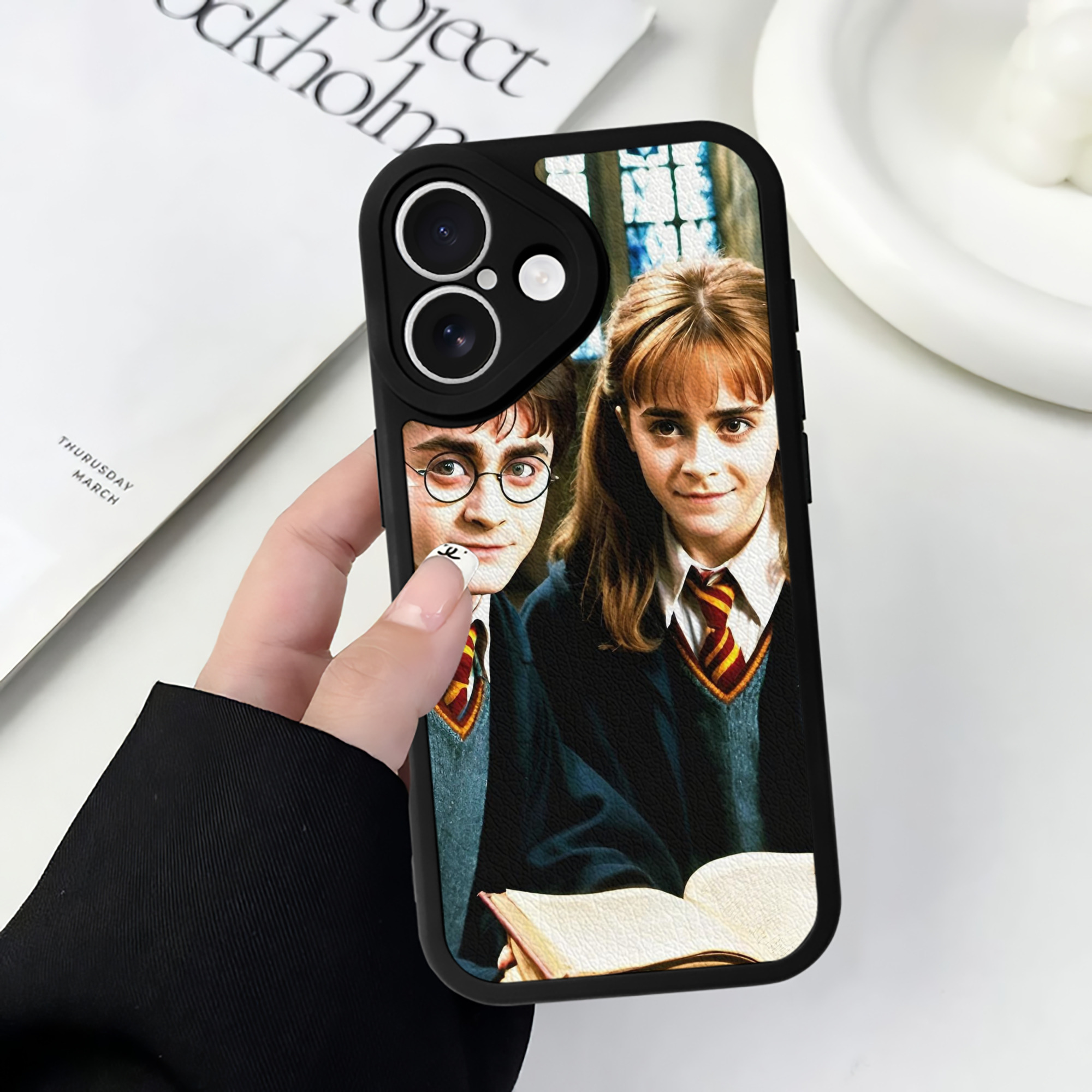 （画像用） Harry Potter ハリー・ポッターシリーズ 【iPhone 16シリーズ対応】シリコンスマホケース（レザー調） 材質：シリコン
